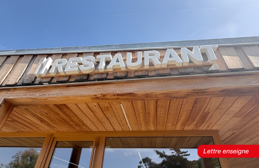 Lettres enseignes pour un restaurant en façade.