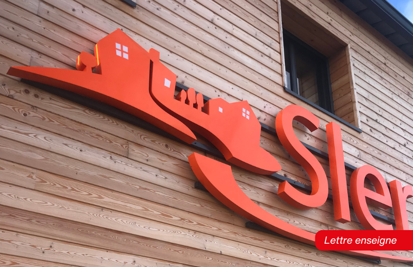 Lettre enseigne rouge en relief pour la façade Sler.