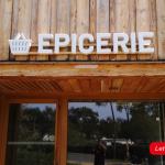 Enseigne en lettres blanches pour une épicerie.
