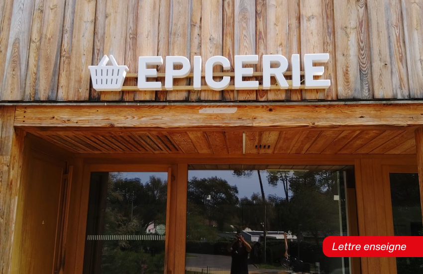 Enseigne en lettres blanches pour une épicerie.