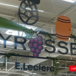 Lettre enseigne suspendue pour l’espace Tyrosse en galerie commerciale.