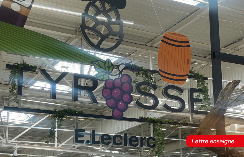 Lettre enseigne suspendue pour l’espace Tyrosse en galerie commerciale.
