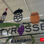 Lettre enseigne suspendue pour l’espace Tyrosse en galerie commerciale.