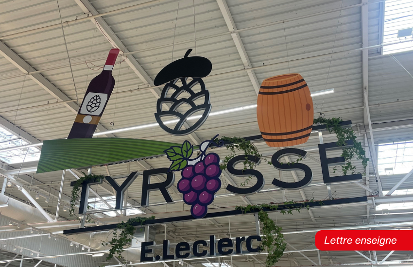 Lettre enseigne suspendue pour l’espace Tyrosse en galerie commerciale.