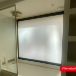 Film dépoli on/off posé sur une vitre de salle de bain.