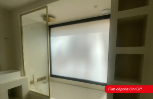 Film dépoli on/off posé sur une vitre de salle de bain.