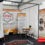 Stand événementiel habillé avec roll-up, kakémono et supports imprimés.