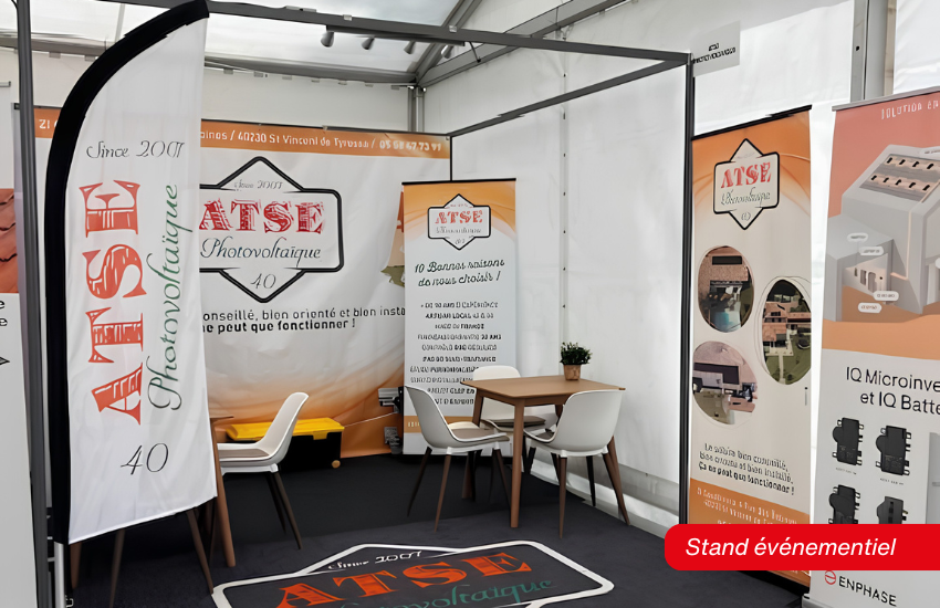 Stand événementiel habillé avec roll-up, kakémono et supports imprimés.